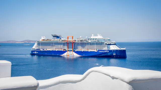 Cruiseskip ved greske øyer med blått hav i Østlige Middelhavet