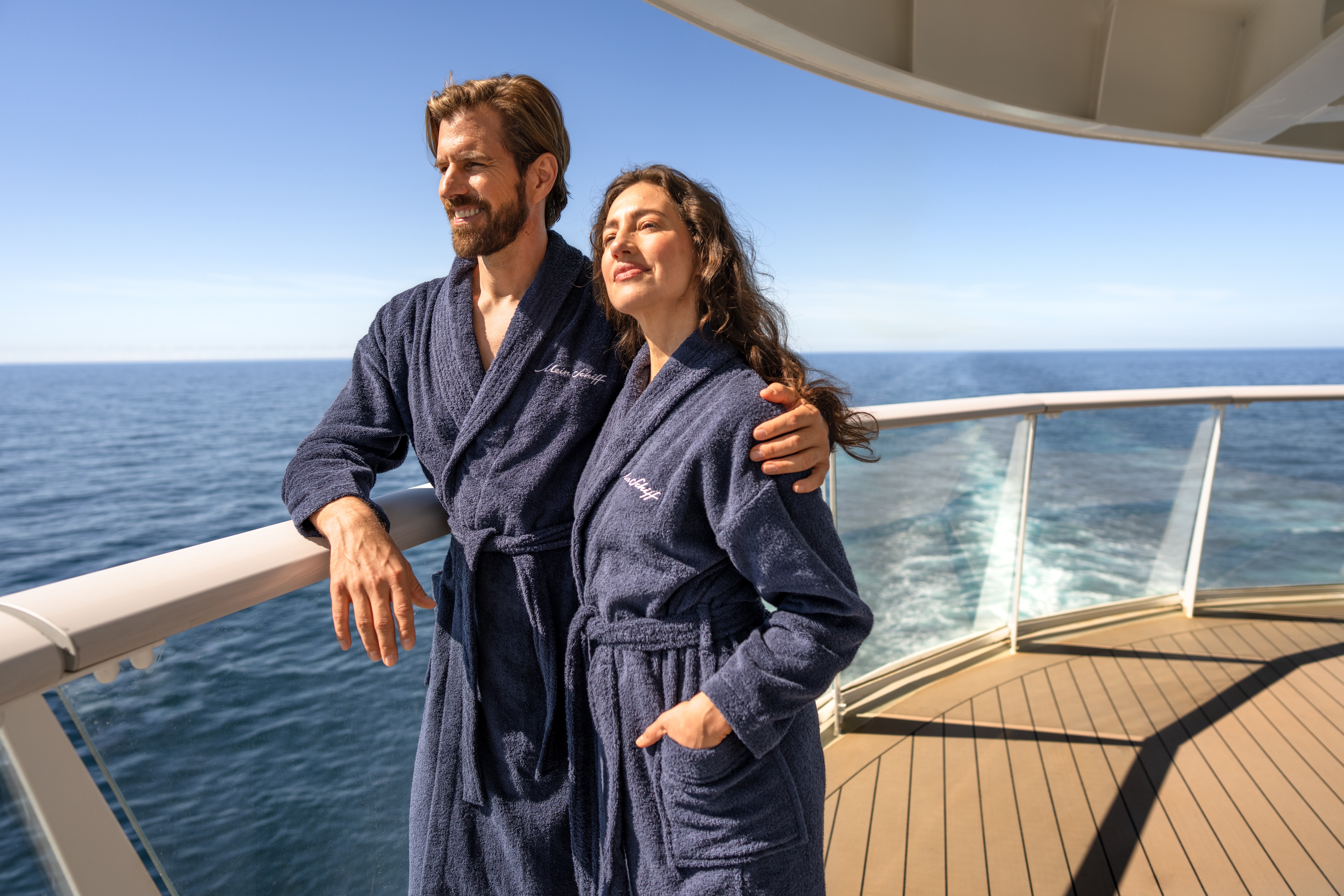 Par på cruise som nyter utsikt fra dekk i Middelhavet