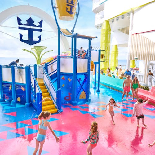 Familie med små barn på cruise med barnevennlige fasiliteter