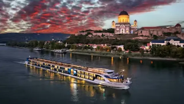 Premium elvecruise på Donau med utsikt over elv og landskap