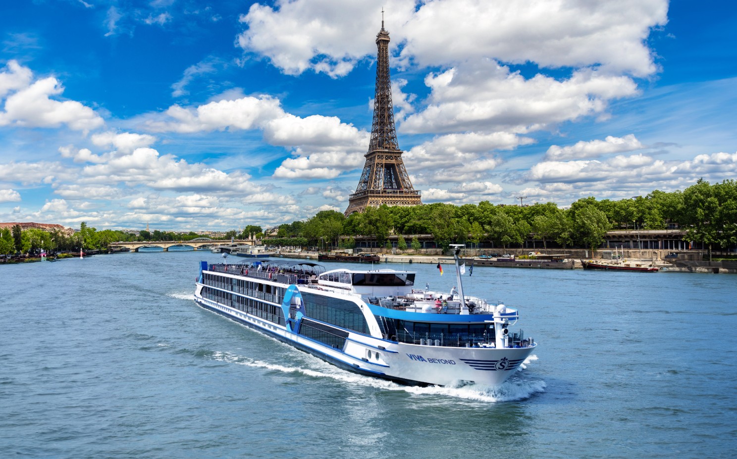Moderne elvecruiseskip på rolig elv i Paris