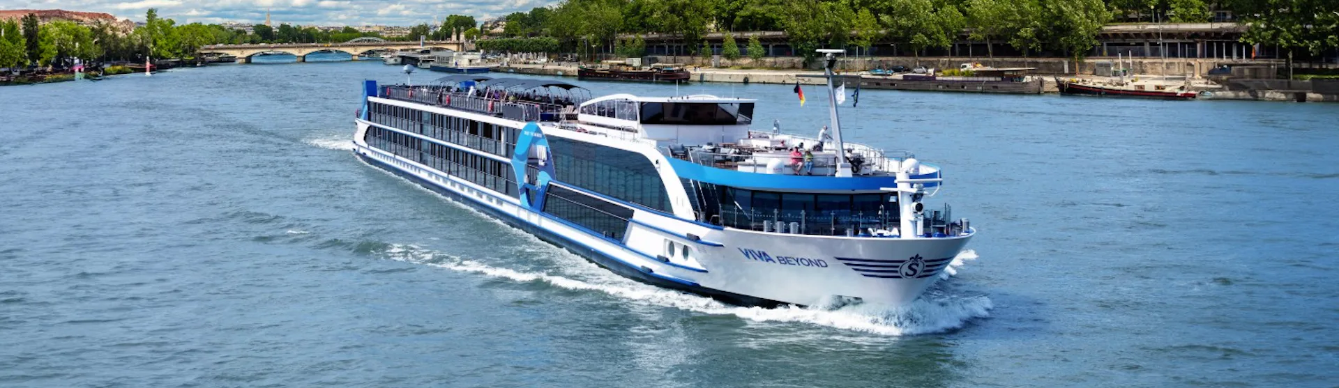 Moderne elvecruiseskip på rolig elv i Paris i 2027