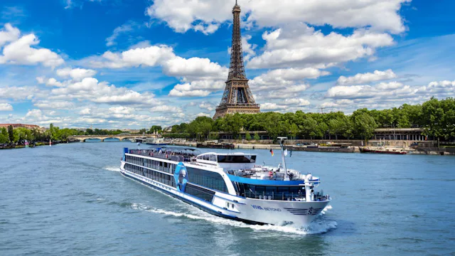 Moderne elvecruiseskip på rolig elv i Paris