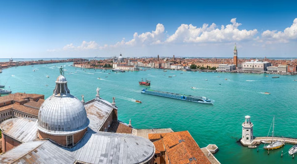 VIVA Unique ut fra Venezia