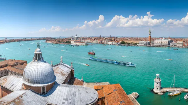 VIVA Unique ut fra Venezia