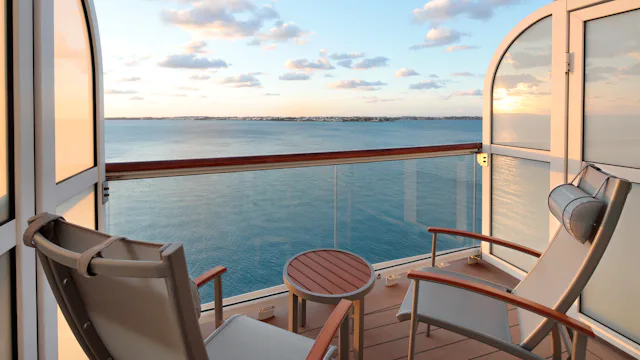 Celebrity Cruises med utsikt over havet fra balkonglugar