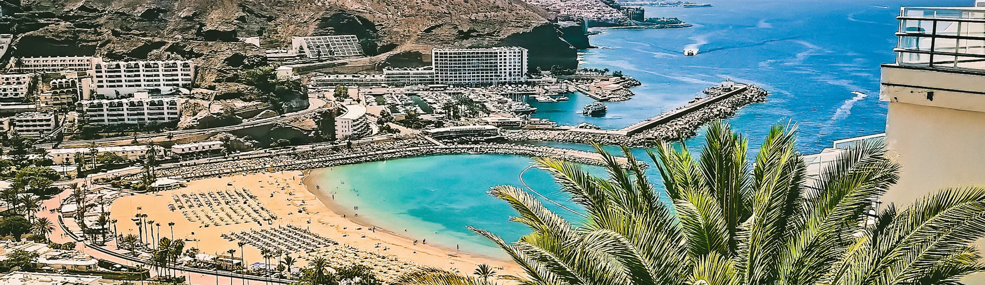 Kanariøyene med strand og blått hav