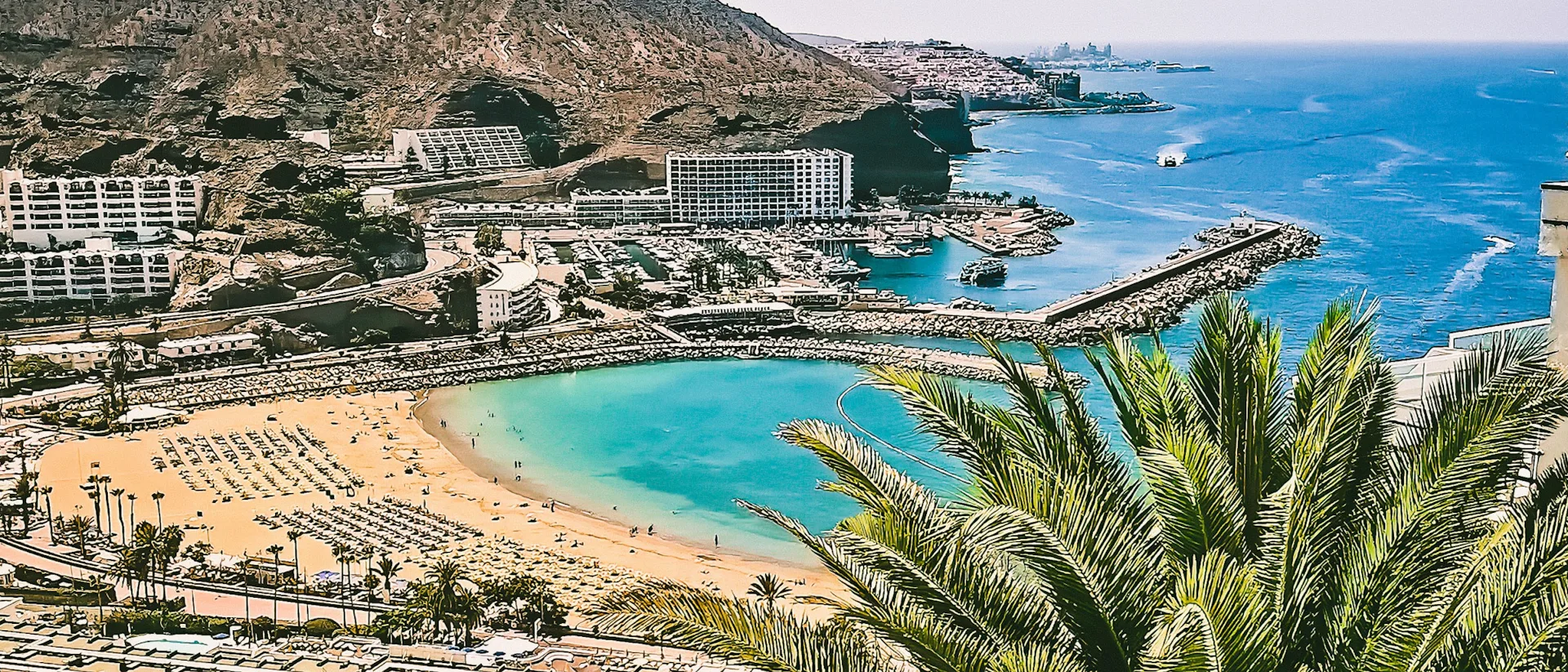 Kanariøyene med strand og blått hav
